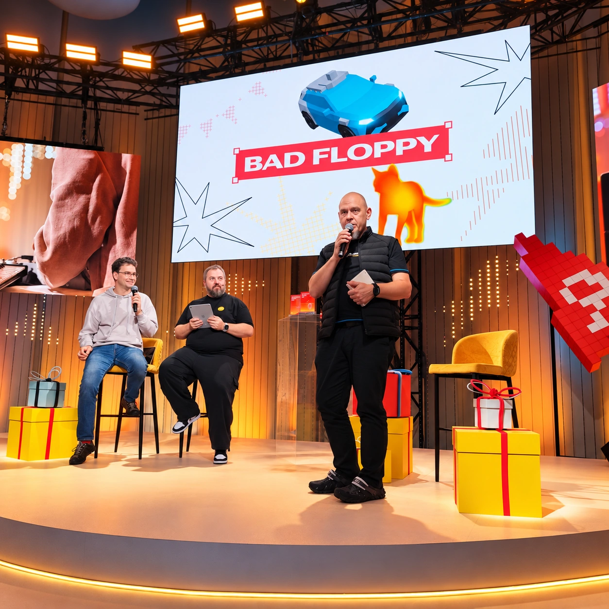 Женя Варнаков выступает с микрофоном на фоне экрана Bad Floppy